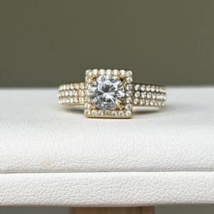 Bague à fin anneau en acier inoxydable de couleur dorée et serti d’une multitude de strass blancs