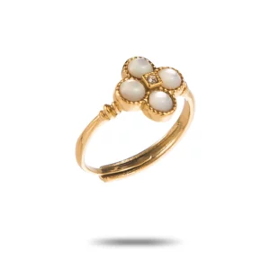 Bague en forme de trèfle en acier inoxydable doré et nacre sertie de petits strass - Bijou ajustable la boutique de Cha 