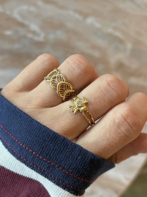 Bague large au doigt martelée et ajourée - bijou en acier inoxydable La boutique de Cha 