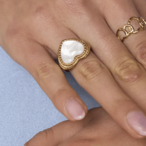 Bague de type chevalière en acier inoxydable doré avec coeur de pierre naturelle de nacre blanche