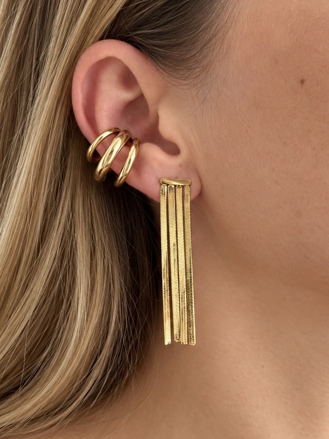Bague d’oreille en acier inoxydable doré – Ear cuff waterproof La boutique de Cha Ear cuff assez imposant composé de trois anneaux plus ou moins épais.