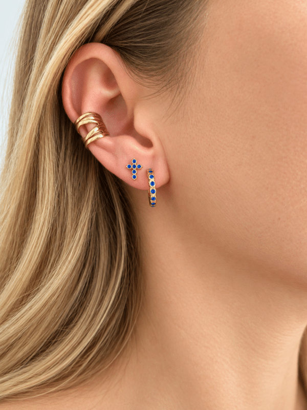 Ear cuff assez imposant composé d'anneaux plus ou moins épais entrelacés. Ce bijou en acier inoxydable habille votre oreille sans que cette dernière ne soit percée.