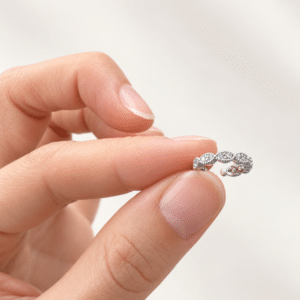 Bague d’oreille – Earcuff plaqué or blanc avec petits strass incrustés
