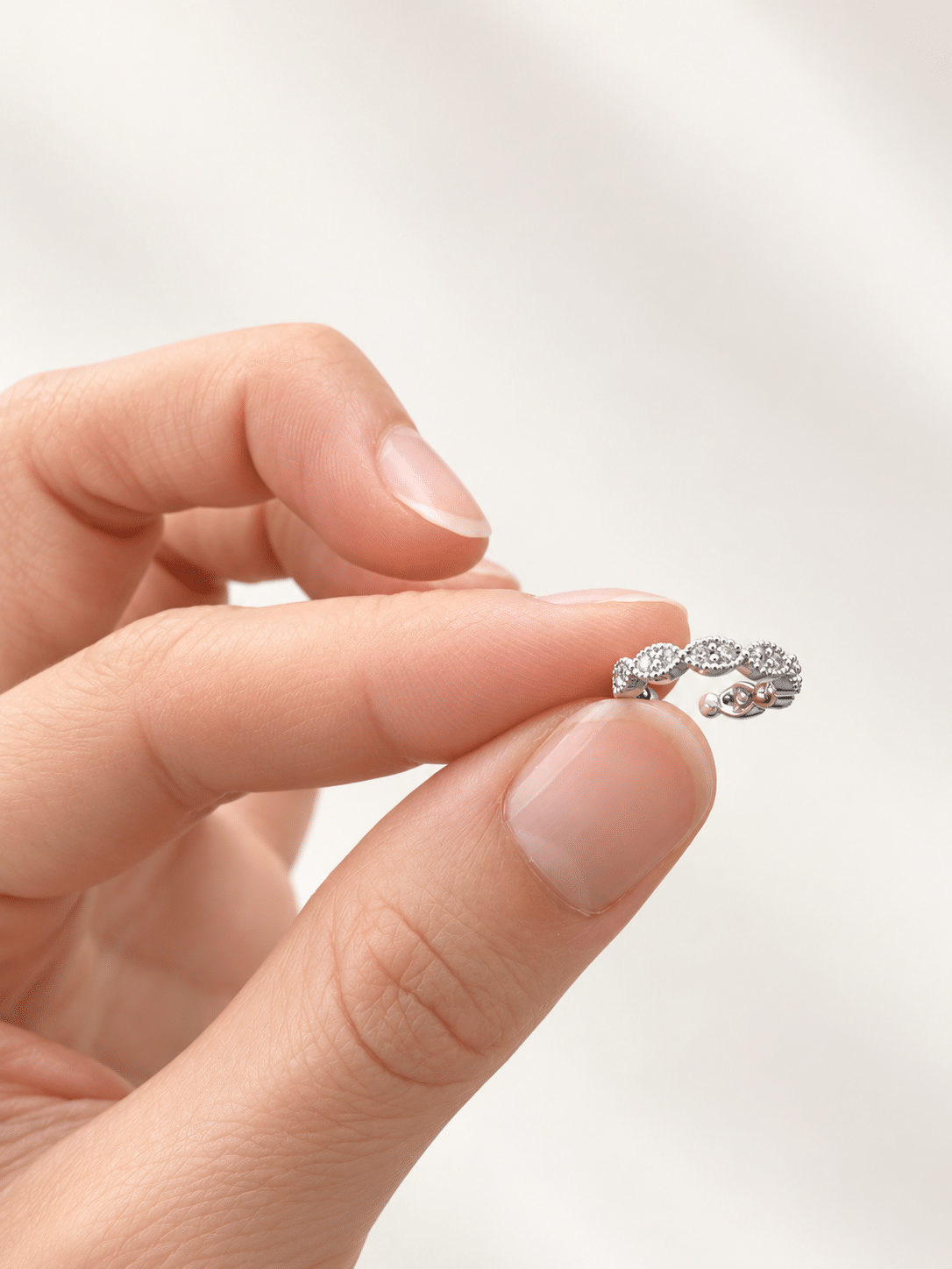 Bague d’oreille – Earcuff plaqué or blanc avec petits strass incrustés