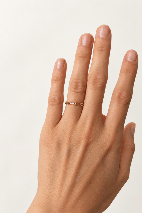 Bague fine  fabriquée en acier inoxydable de couleur or et composée de petites mailles marines