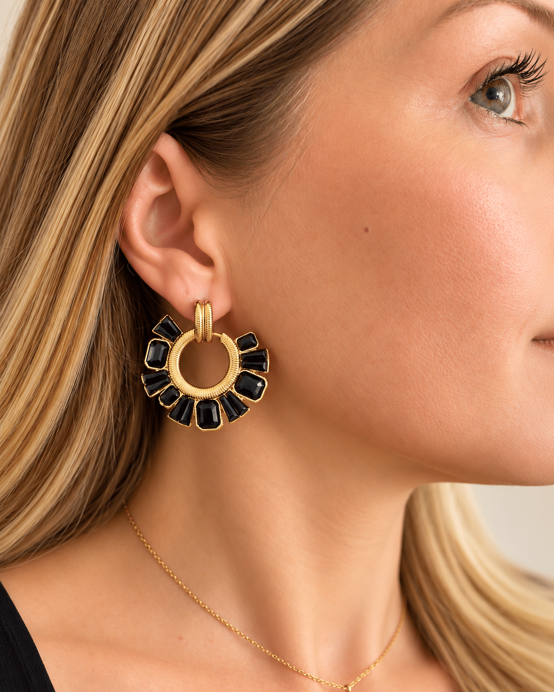 Boucles d'oreilles pendantes en acier doré et noir