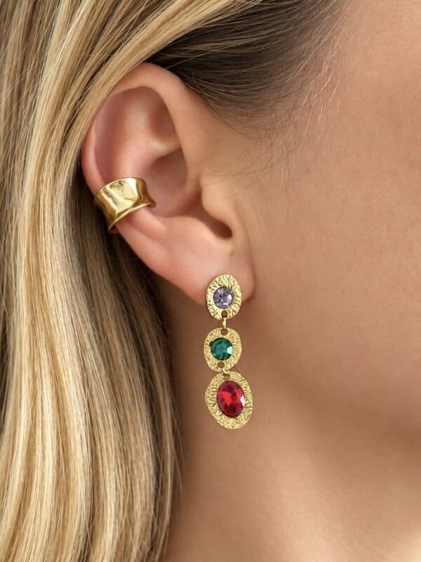Jolies boucles d'oreilles fabriquées en acier inoxydable doré et dotées de strass ovales facettés multicolores.