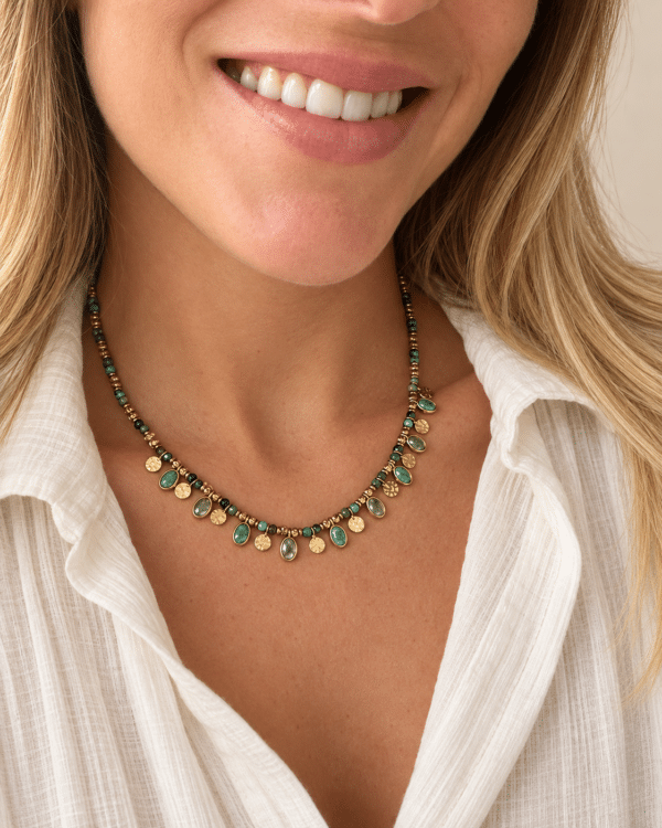 Collier à pampilles en acier inoxydable et pierres vertes