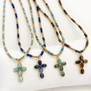 Collier composé de pierres naturelles, de perles d'acier inoxydable doré et d'un pendentif serti en forme de croix