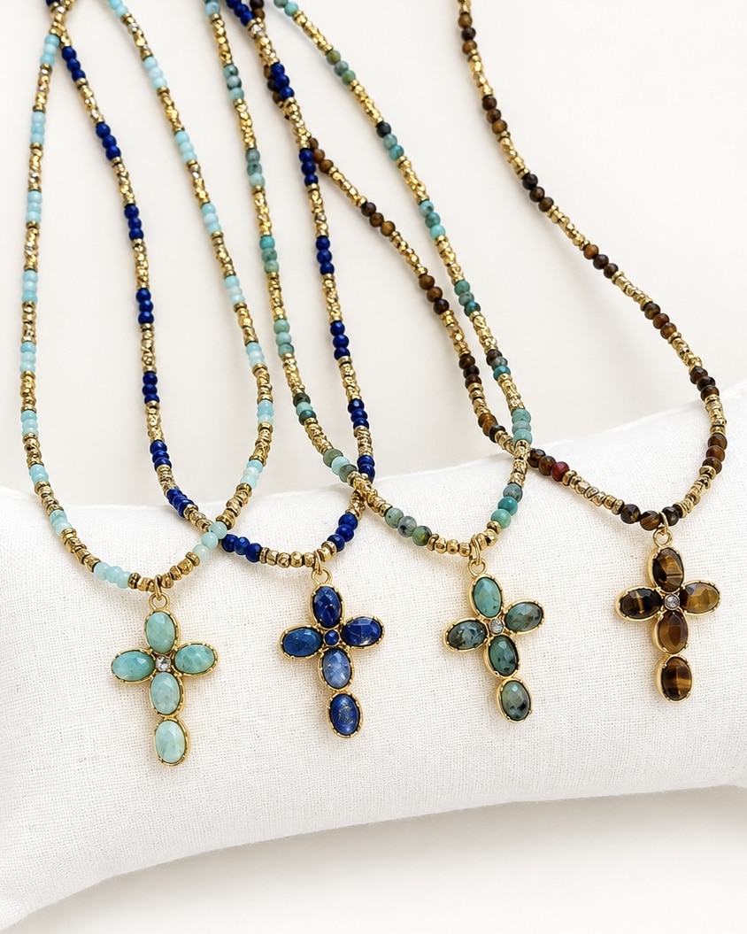 Collier composé de pierres naturelles, de perles d'acier inoxydable doré et d'un pendentif serti en forme de croix