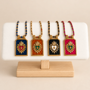 Collier composé d'une multitude de petites perles de pierres naturelles facettées et d'un pendentif rectangulaire avec coeur de protection EX VOTO