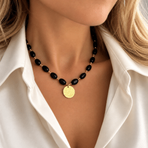 Collier en acier inoxydable doré avec breloque ronde et martelée et perles de couleur noire - Bijou en acier inoxydable et waterproof la boutique de cha