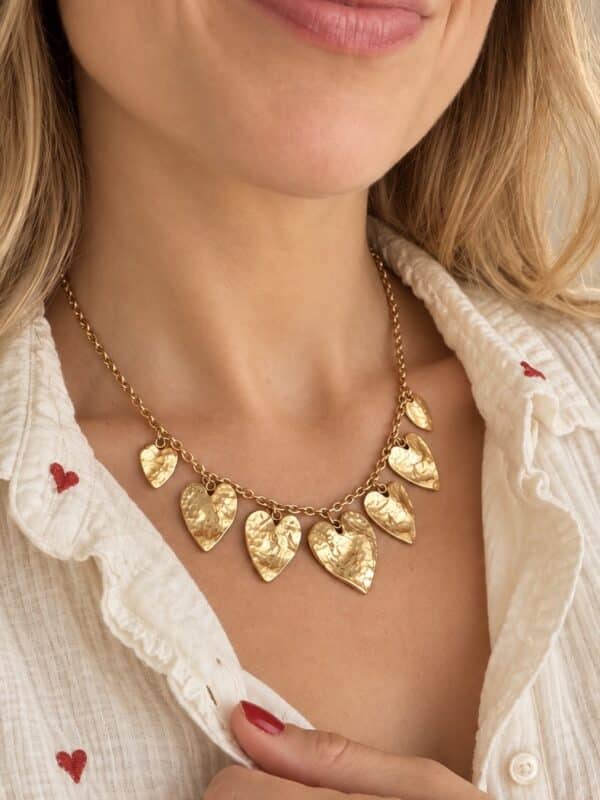 Joli bijou en acier inoxydable, collier composé d’une de taille moyenne ainsi que d’une multitude de pendentifs, pampilles en forme de coeur
