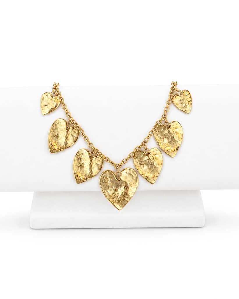 Joli bijou en acier inoxydable, collier composé d’une de taille moyenne ainsi que d’une multitude de pendentifs, pampilles en forme de coeur
