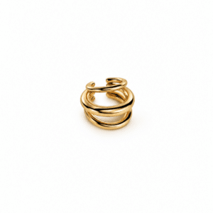 Bague d’oreille en acier inoxydable doré – Ear cuff waterproof La boutique de Cha Ear cuff assez imposant composé de trois anneaux plus ou moins épais.